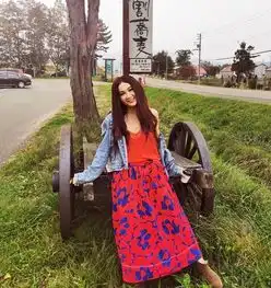 53岁温碧霞晒旅行美照,身着红色长裙宛若少女,小露香肩太撩人