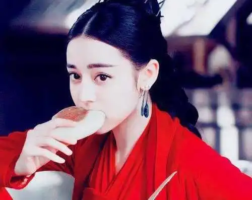 吃东西的古装女星,热巴和赵丽颖呆萌,她狼狈中还带点可爱