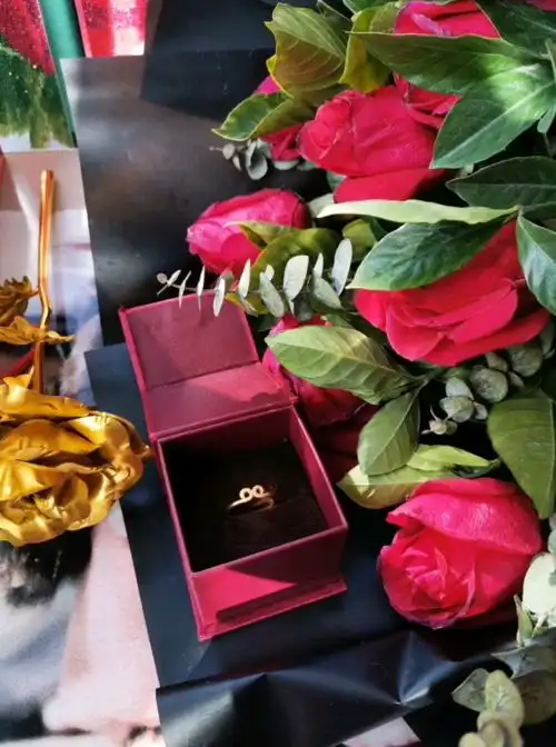 如果你未婚,正好我也未嫁,郑州女子表白送花的小哥哥