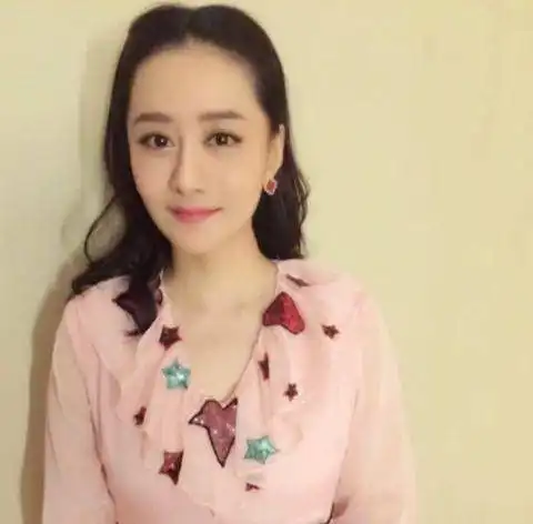 她曾是当红琼瑶女郎,和富豪结婚7年不生子,如今45岁美如少女