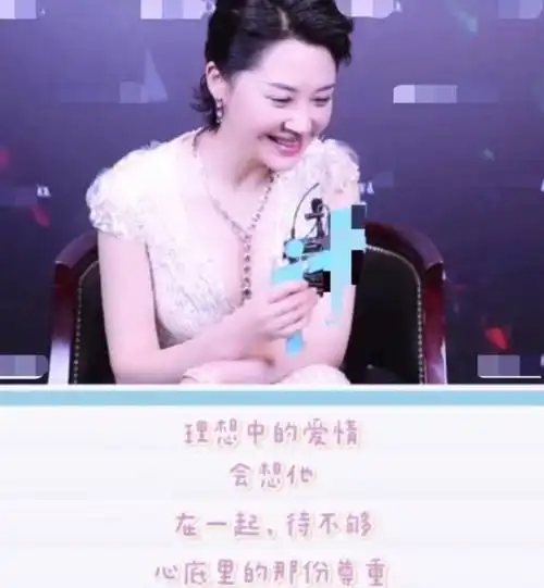 53岁许晴不见老,穿十年前衣服拍照身材毫无变化,肌肤紧致似少女