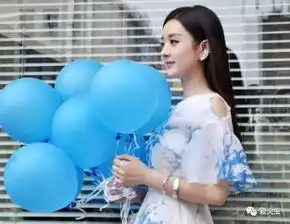 粉丝冒雨给赵丽颖送玫瑰花,让人感动,网友好演员大家都喜欢