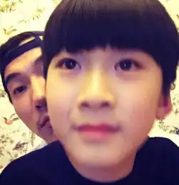 天天8岁生日张亮晒照二胎女儿呆萌抢镜8120648