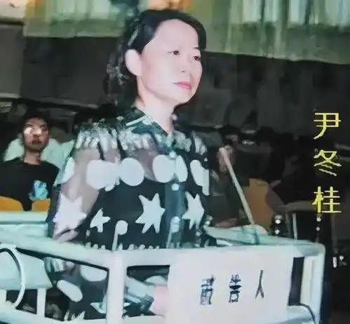 2003年,贪财好色的尹冬桂在法庭的照片,表情看起来有些故作镇定