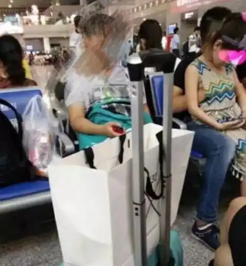 我亲眼看到一个十岁的女孩被摸胸