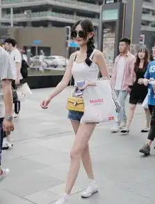 街拍美女好身材,悠然释放女人味