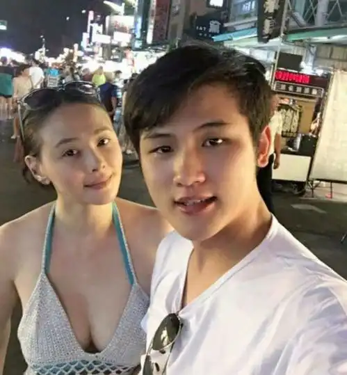 41岁萧淑慎与小15岁男友海边度假,母子恋激情满满惊呆众人