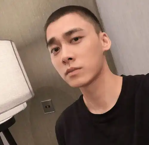 李易峰为新戏剪寸头,男人味十足,不愿剪头发的鹿晗却再次躺枪
