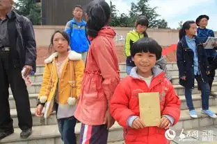 云南鲁甸地震灾区孤儿六一前收到资助金高清组图