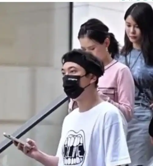 王思聪陪堂妹逛街,全程呵护备至,两人五官相似一身名牌超奢华