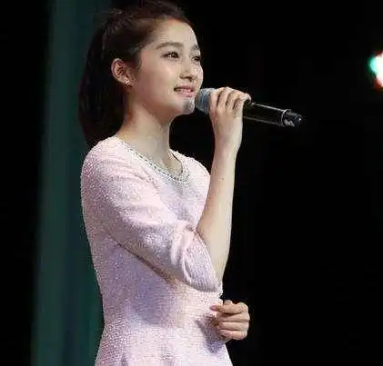 女演员唱歌,周冬雨十分专注,赵丽颖有些呆萌,刘亦菲美若天仙腾讯网