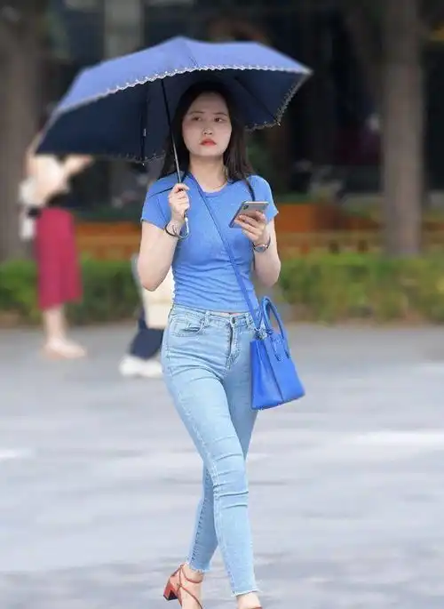 丰腴的无痕打底裤美女,背影显得优雅迷人,利落优雅