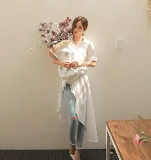 时尚街拍,牛仔裤显甜美女人味,秀出气质魅力