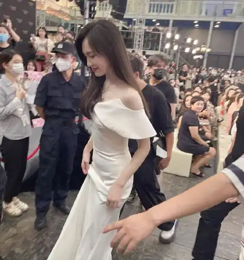 唐嫣参加活动状态好,穿白色礼服秀直角肩,端庄优雅脸颊现婴儿肥