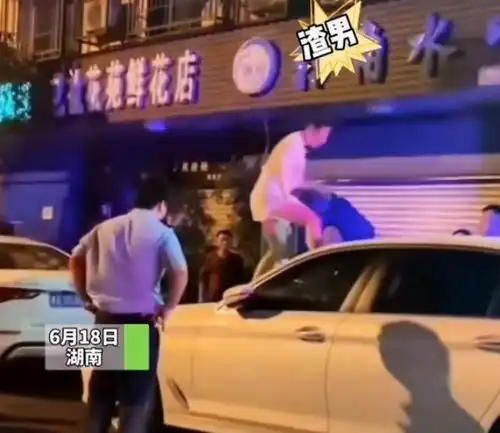 女子街头举动疯狂,感情失意报复前男友,路人围观不敢上前劝阻