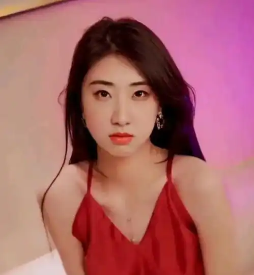 冰上美人陈虹伊长腿纤细白皙,身材傲人,颜值与实力并存