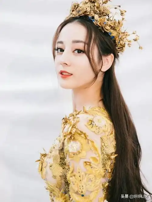 迪丽热巴,肤白貌美性感迷人笑容甜美,好看的女孩子谁不爱呢