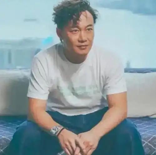 太意外了,网友香港与陈奕迅拼桌吃饭,场面十分搞笑,让人羡慕