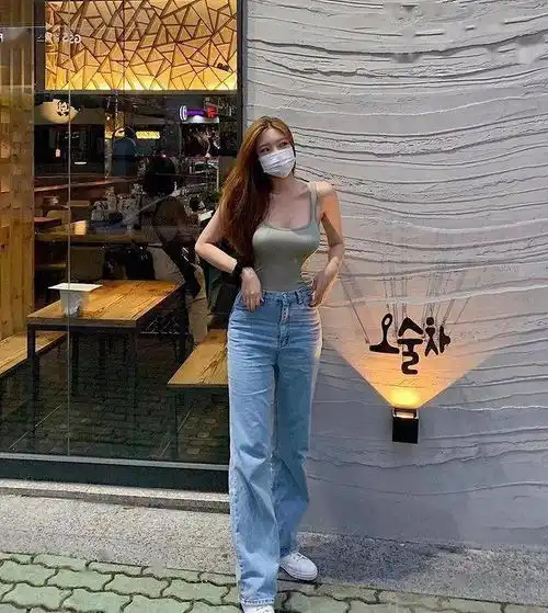 牛仔裤如何搭配和选择分享小妙招,轻松展现女生身材高级感