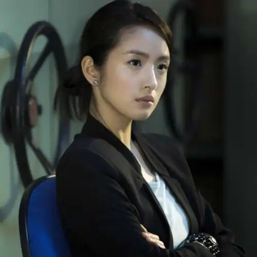 从小父母离异,接触娱乐圈是因为要给弟弟一台电脑,如今成阔太