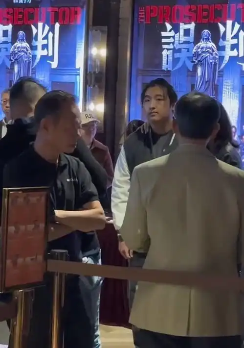 吴镇宇儿子费曼被偶遇躲避镜头秒变社恐大男孩