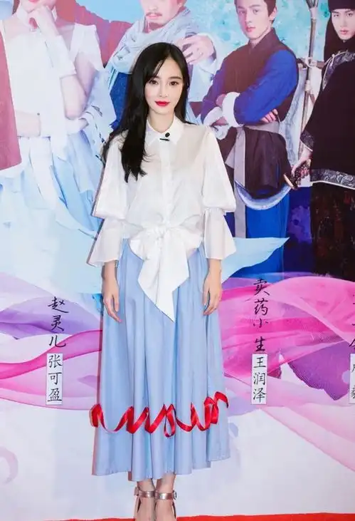 李小璐还在硬磕少女感,穿卡通t恤配超短裤,40岁穿出18岁的感觉
