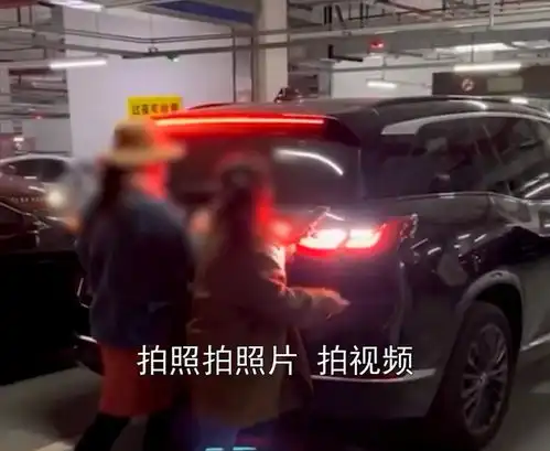 江苏两女子人肉占车位遇狠人,直接用车将人顶走,引网友热议