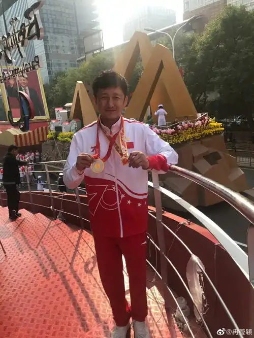 拳王也温柔邹市明给小儿子喂奶超温馨,抱娃姿势满分爸爸力十足