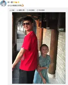 田亮一家四口旅行晒与儿女坐板凳看夕阳背影图