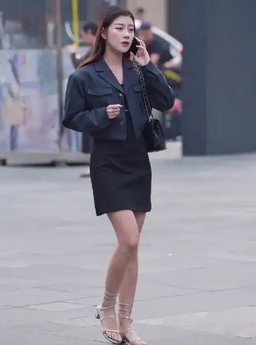 路人街拍,美女看起来小女人味十足,清清爽爽的也可以很漂亮