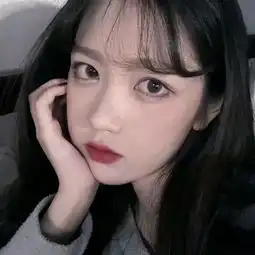 女生温暖小清新的高级感妆容头像
