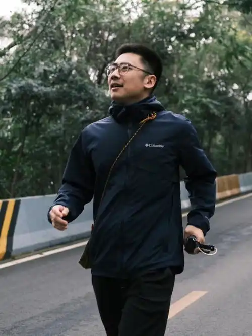 建议中年男人冲锋衣尽量别穿北面骆驼,换成这3种更高级