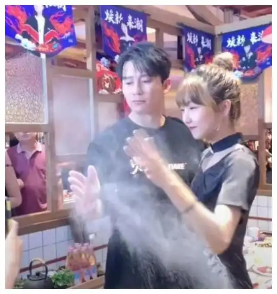 恢复单身后李晨生活太潇洒给美女亲密按摩,与网红贴身热舞