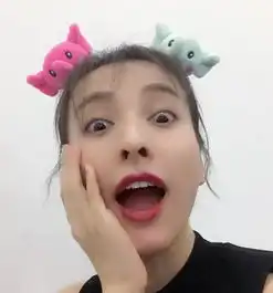 吴昕带发箍瞪大眼搞怪自拍少女感十足