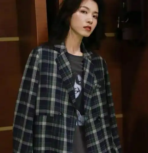 时尚摩登的穿搭造型,穿出女性典雅气质