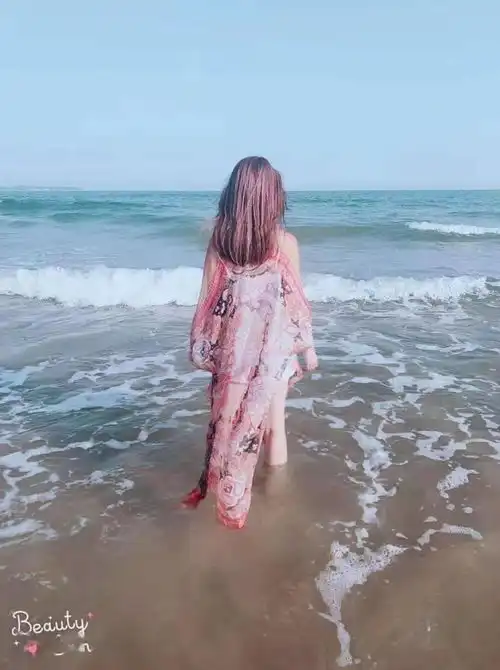 今日推荐喧闹的城市,孤单的背影,气质美女想要脱单
