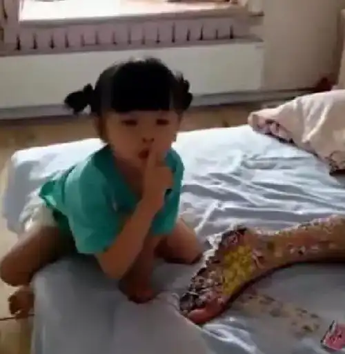吵闹的女孩突然安静,妈妈看到她在作妖,惊讶后哈哈大笑