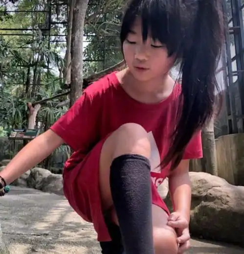 曹格女儿用英文开直播,不喜欢被叫姐姐,十年前的事很多不记得了