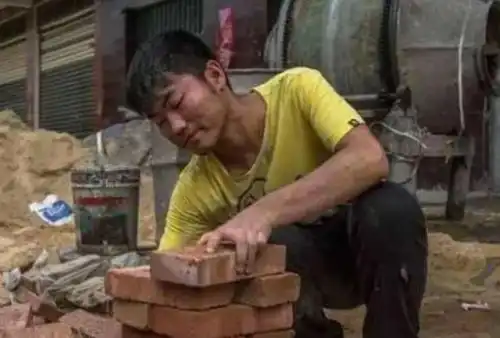 搬砖男孩林万东高考713分,被嘲考上清华也没用的他,如今怎样