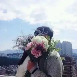 这个人手上拿的什么花求大神解答
