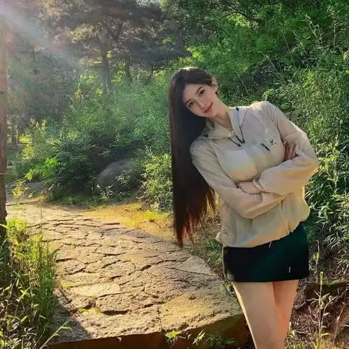 美女周末与美女一起爬山,美女超短裙大美腿,看得我直流口水