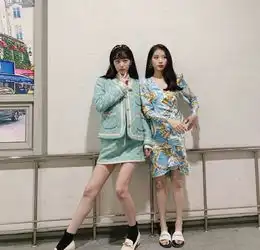iu崔雪莉同框互动,一个穿高跟一个穿平底都是细长腿美女