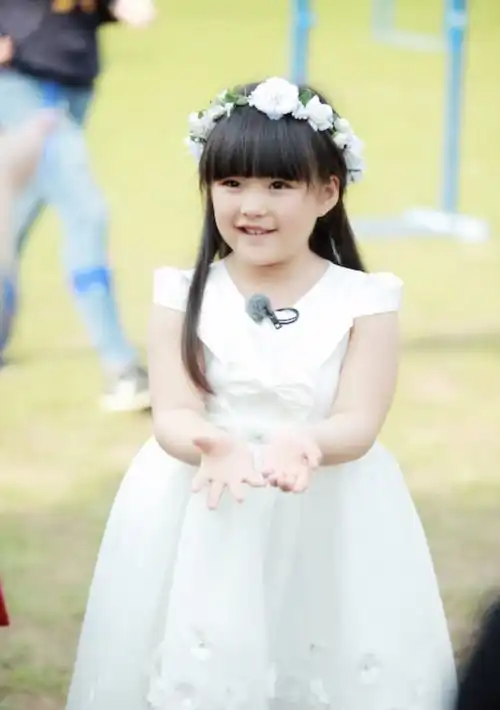 李湘晒12岁女儿庆生照,王诗龄穿去年旧衣服,蛋糕也是p的超低调