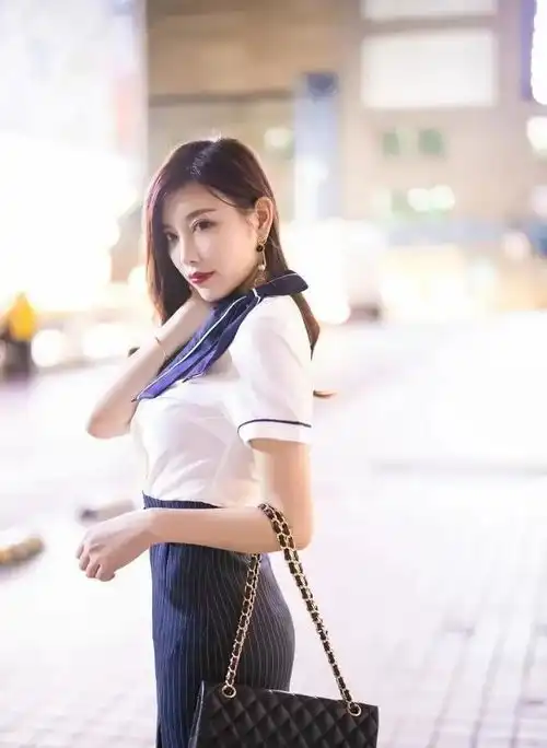美女衬衫搭配半身裙,显得又高又瘦,温柔又非常女性化