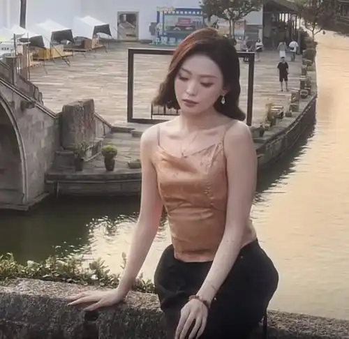 徐子尧一战成名,长相气质绝了,温婉大气有颜有才,歌声很动听