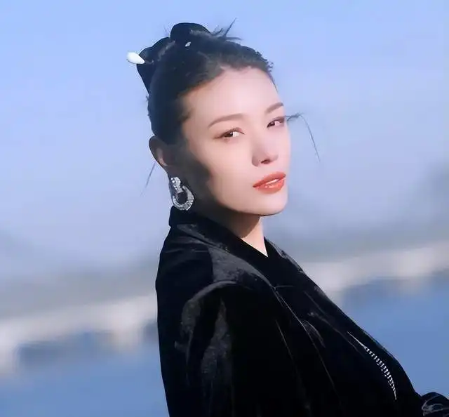 葛荟婕否认和汪峰求复合,已经知道对方有女友,只想要女儿的电话