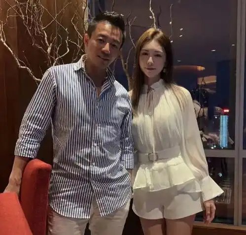 汪小菲与美女合影,手肘贴胸被指不妥,女方整容脸鼻子似巫婆