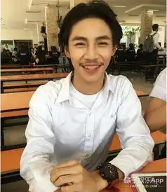 他穿女装发裸照被称为泰国版刘梓晨,不过男生时期敲可爱的