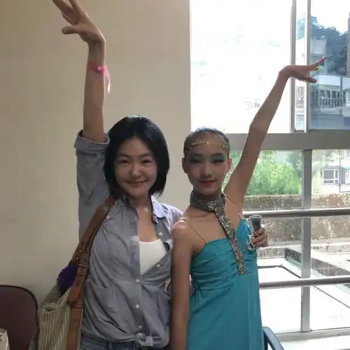 小s晒合影为16岁长女庆生,并自曝16岁时已谈过多次恋爱很得意