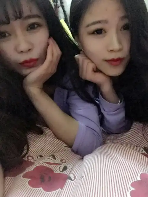 重庆男子不愿睡客厅,非要3个人挤一张床,闺蜜的举动意味深长